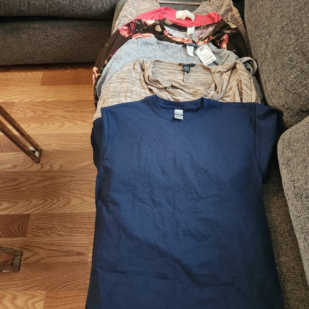 Lot of 6 sweaters and a t-shirt